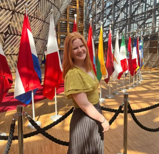 "MPIA student poses with world flags"